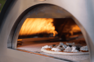 Pizza in Clementino gasoven met zichtbare gasvlam