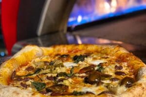 pizza close up foto met op achtergrond een brandende family gasoven
