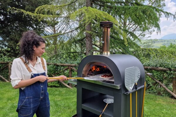Clementi Gold houtgestookte pizzaoven op Premium onderstel tijdens het bakken van pizza