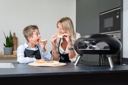 Gezellig samen pizza bakken in de keuken met een echte elektrische pizzaoven