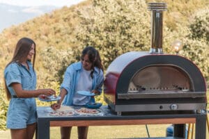 Sfeerbeeld foto van Clementi GOLD gas oven op buitenkeuken in Italie in de bergen Pizza beleggen