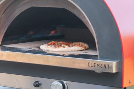 Close up binnenkant pizza oven Clementi GOLD gas pizza die bakt op pizzasteen