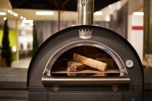 Shorwoom foto van Clementi Family Pizzaoven met houtblokjes