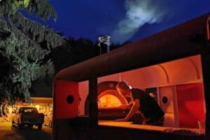 Food truck met werkende Clementi oven. Verkoop pizza's