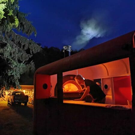 Food truck met werkende Clementi oven. Verkoop pizza's