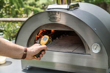 Temperatuurmeter bepaald de temperatuur van de steen in de oven