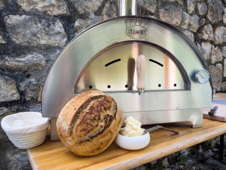 Clementino gasoven met versgebakken brood op houten tafel