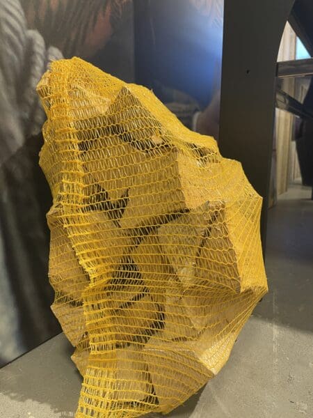 Gekloofd Essenhout in netzak van 13 kg voor gebruik van houtgestookte pizzaovens