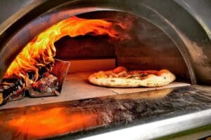 Pizza bakken in Clementi Family hout oven