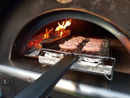 Vlees grillen in een Clementi pizzaoven met Multi-Cooking