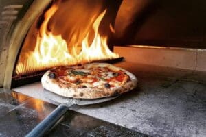Pizza bakken in een Clementi gasoven