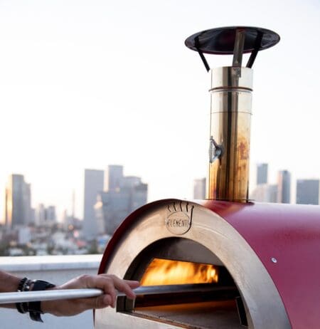 Rode Clementino gasoven op dakterras met vlam in oven