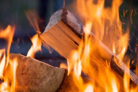 Brandend houtvuur