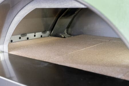 Binnenzijde van Clementi Remida Plus met vuurvaste pizzasteen