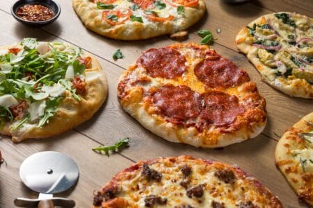Kleine pizza’s met diverse toppings