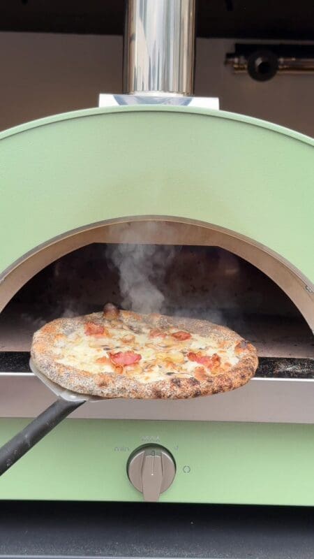 Versgebakken pizza op pizzaschep bij Clementi Remida Plus
