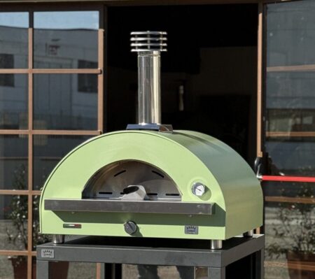 Groene Clementi Remida Plus gasoven buiten op verrijdbaar onderstel