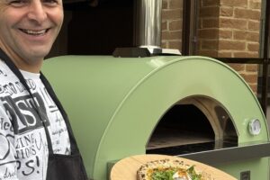 Kok met pizza bij groene Clementi Remida Plus gasoven