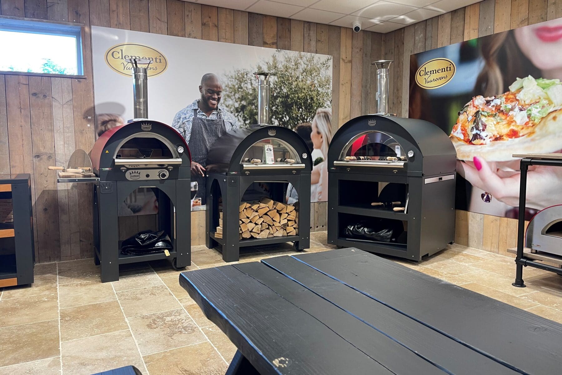 3 ovens uitgelicht in showroom met onderstellen