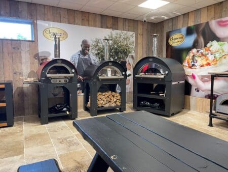 3 ovens uitgelicht in showroom met onderstellen