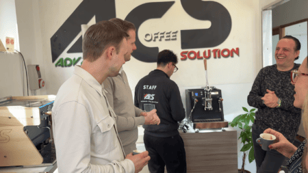 Dennis en Stefan in gesprek met het team van ACS tijdens een fabrieksbezoek in Napels
