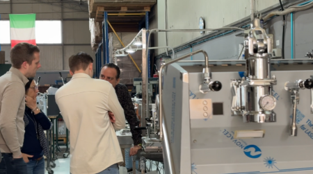 Dennis en Stefan bekijken de productie in de ACS-fabriek in Napels