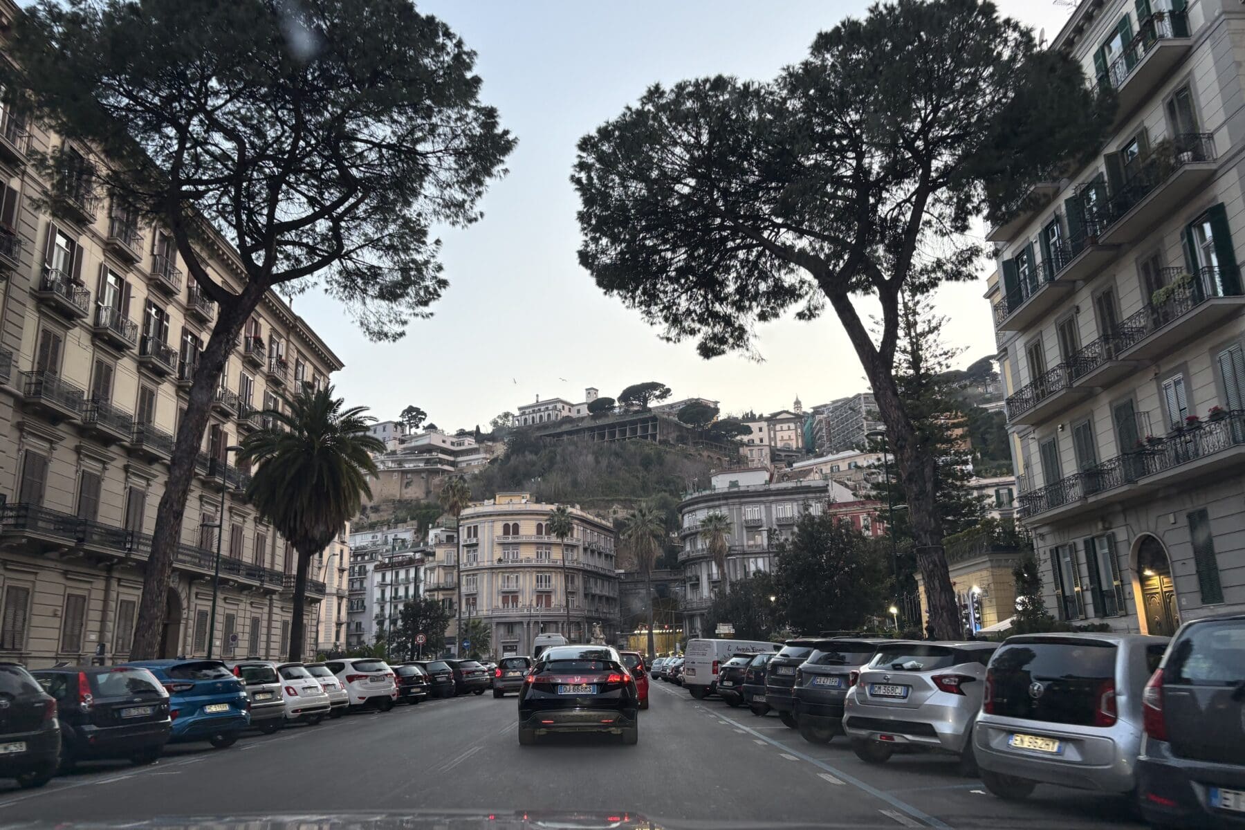 Straatbeeld in Napels tijdens de reis van The Italian Company