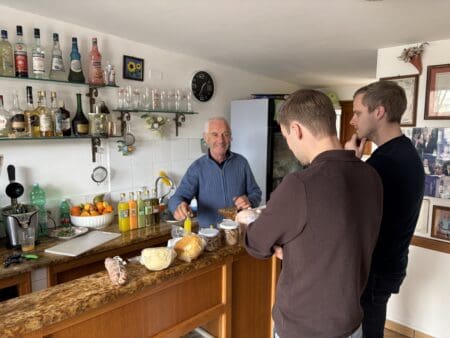Dennis en Stefan op bezoek bij een limoncelloproducent in Italië