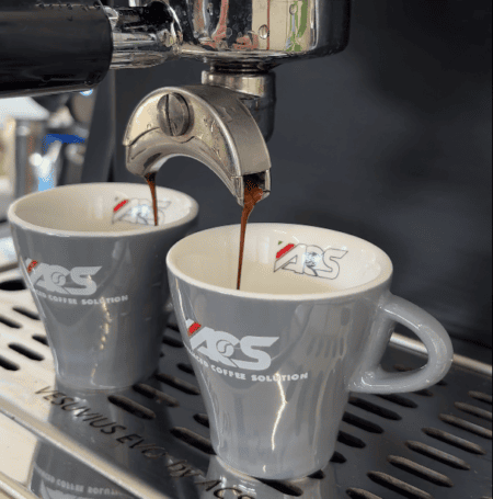 spressokopjes bij een espressomachine van ACS in Napels